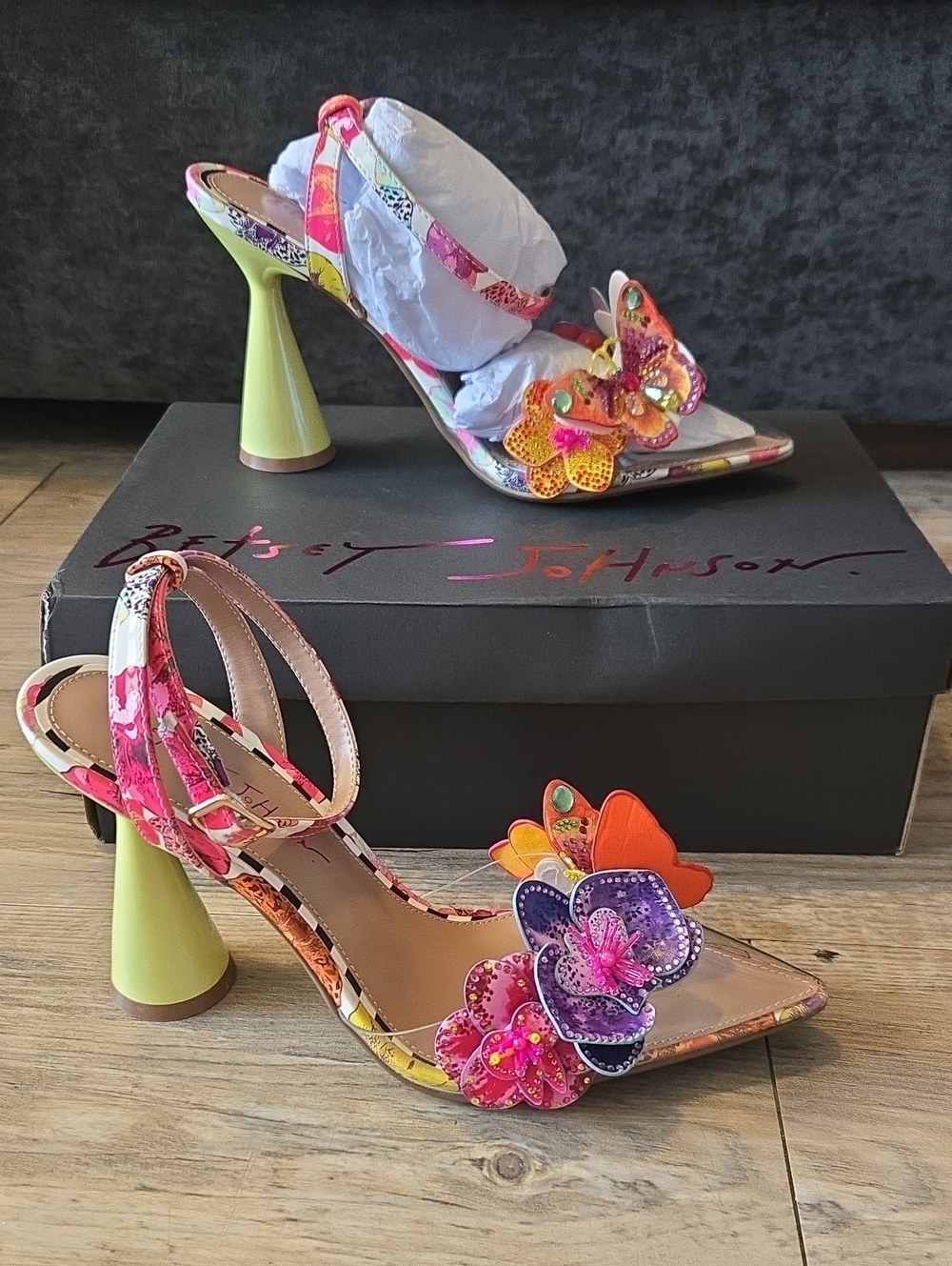 Betsey Johnson Chelsie In White Multi